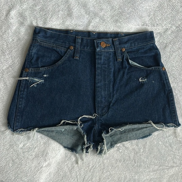 Wrangler Women Cut Off Hi Rise Dark Wash Distressed Western Booty Jean Shorts 26 - Picture 1 of 9